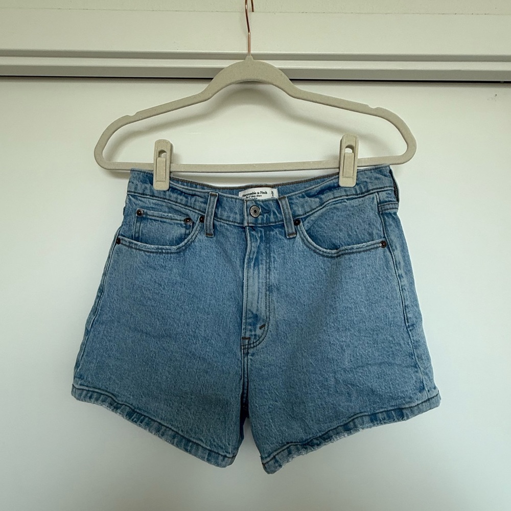 Abercrombie & Fitch Blue Jean 4” Mom Shorts High-Waisted